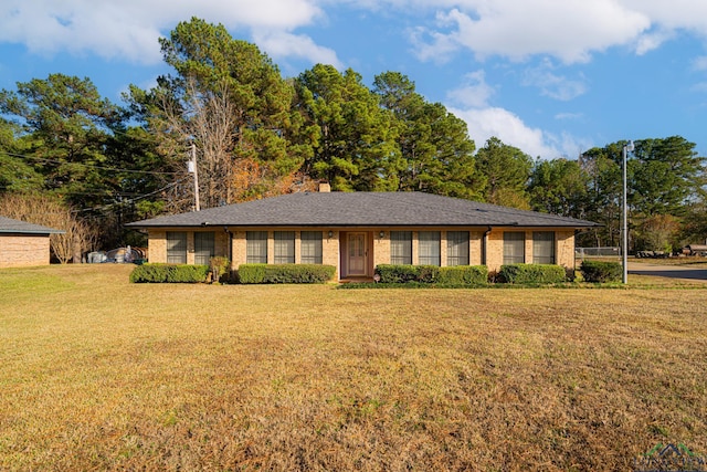 ranch-style house featuring a front yard