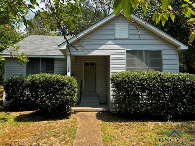 bungalow featuring a front yard