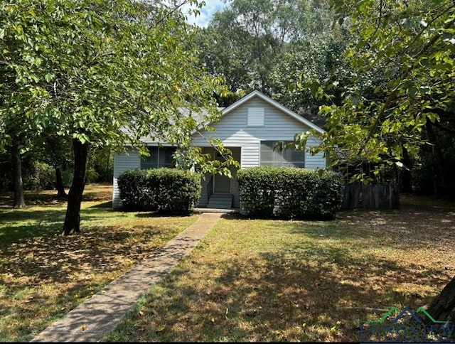 view of front of house featuring a front lawn