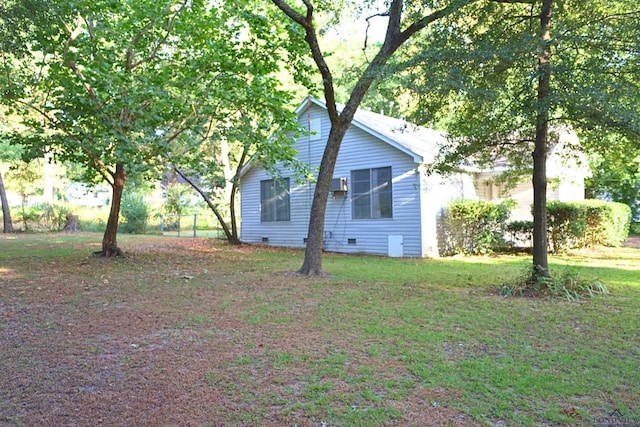 view of side of property featuring a yard