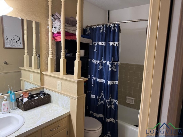 full bath with vanity, toilet, and shower / bath combo with shower curtain