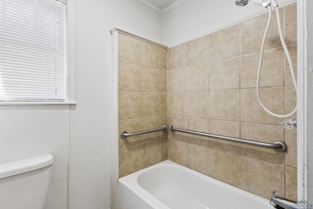 bathroom with toilet and tiled shower / bath