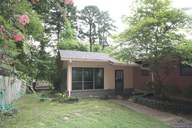 view of front facade featuring a front lawn