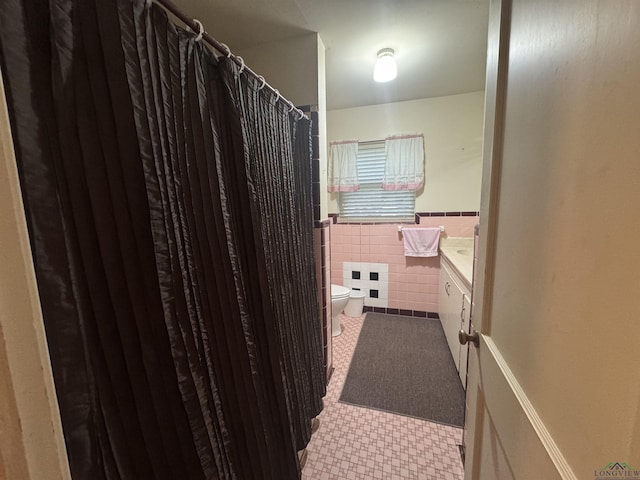 1641 Handy Rd, Diana, TX 75640 - bathroom featuring tile walls, vanity, and wainscoting
