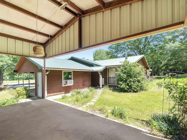 view of front of home featuring a front lawn