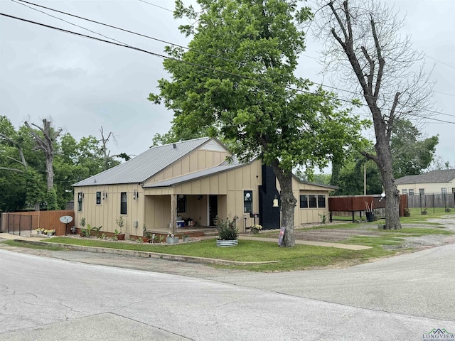 view of front of home featuring a front lawn