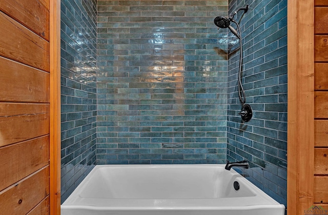 bathroom featuring tiled shower / bath combo