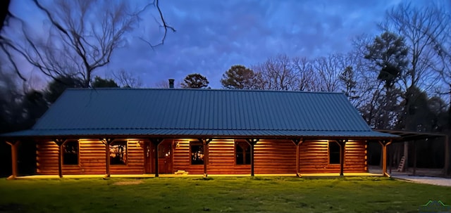 view of front of house featuring a yard