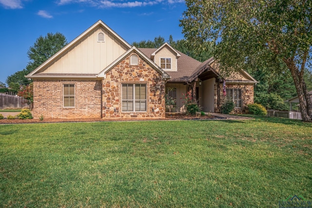 view of front of property featuring a front lawn