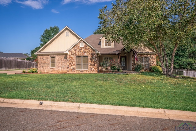 view of front of property featuring a front yard