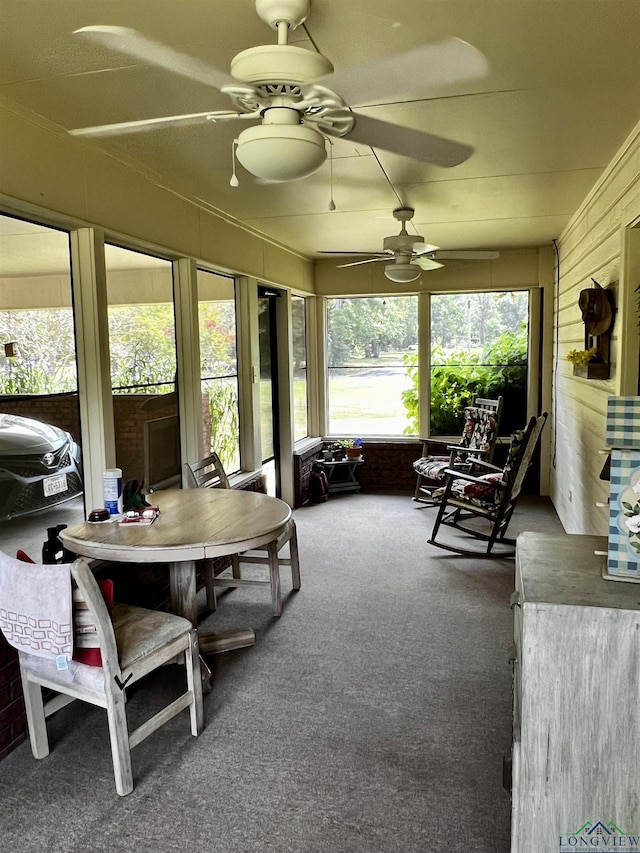 sunroom with ceiling fan