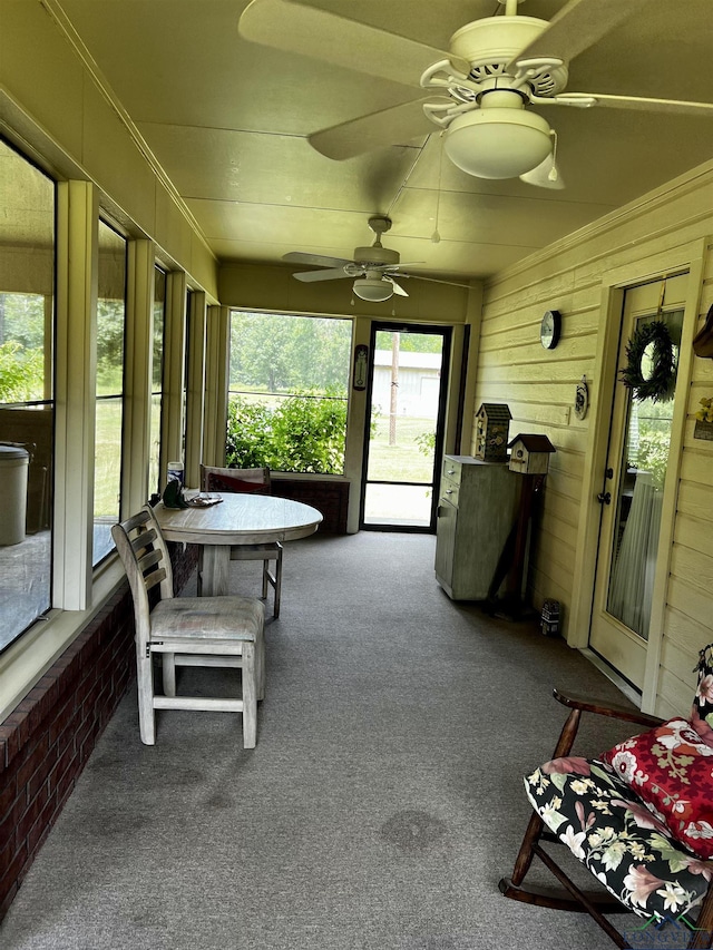 sunroom with ceiling fan