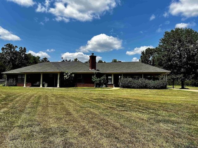 view of front of property featuring a front yard