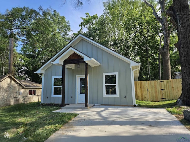 view of front of house with a front yard