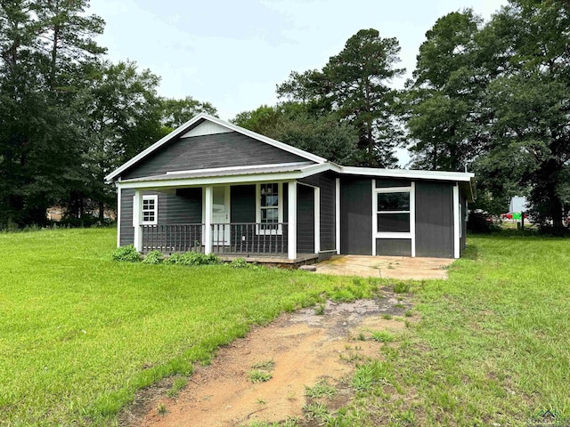 view of front facade featuring a front lawn and a porch