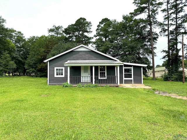 view of front of home featuring a porch and a front yard