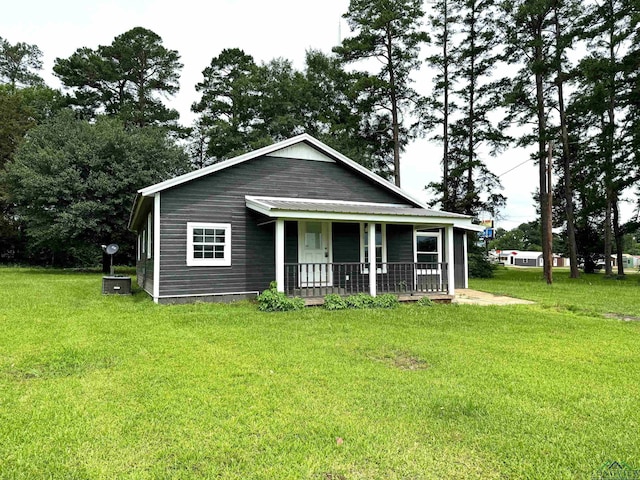 view of front facade with a front lawn and a porch