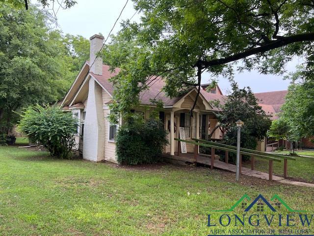 view of front of house with a front yard