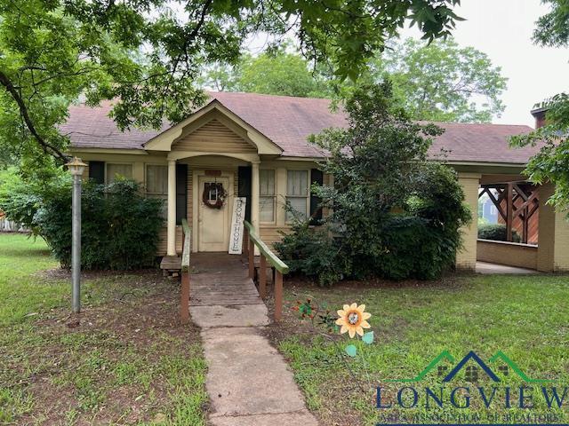 view of front of property with a front lawn