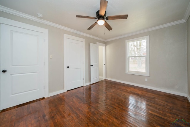 unfurnished bedroom featuring dark wood-style floors, baseboards, a ceiling fan, and crown molding