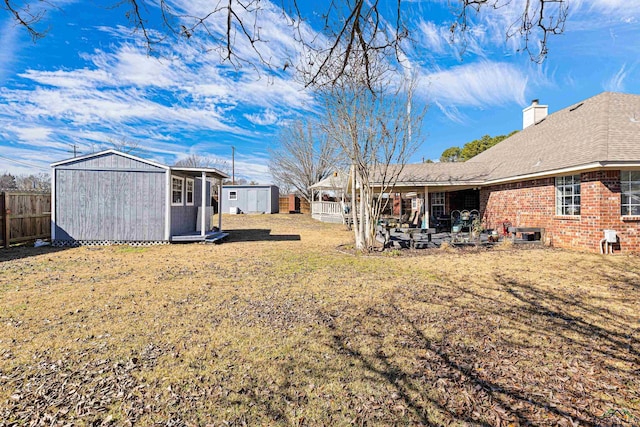 view of yard featuring a storage shed