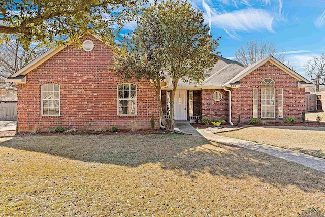 view of front property featuring a front lawn