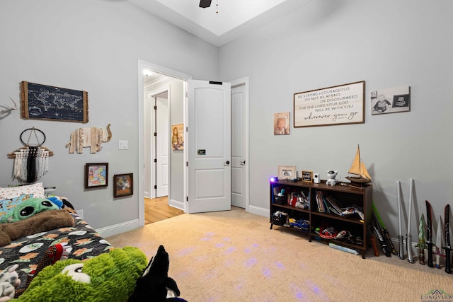 carpeted bedroom featuring ceiling fan