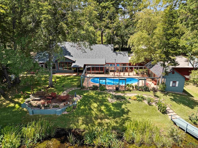 view of swimming pool featuring a lawn