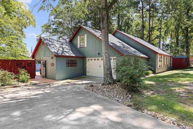 view of front facade featuring a garage