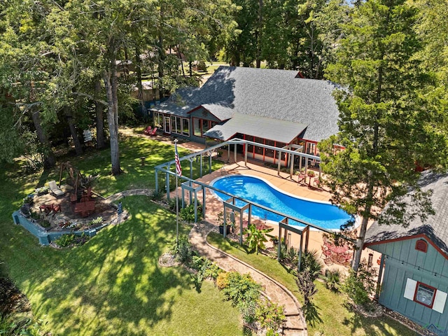 view of swimming pool