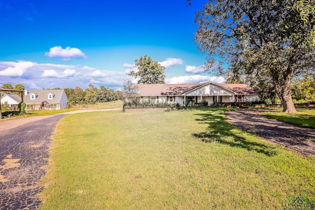 view of front of property featuring a front yard