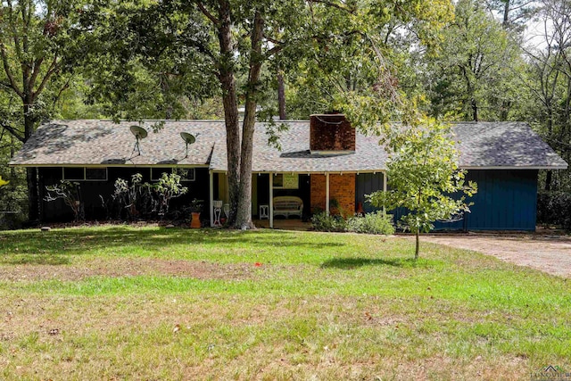 ranch-style house featuring a front yard