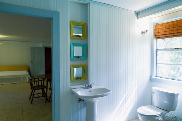 bathroom featuring toilet and sink