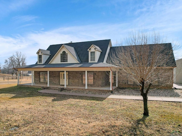 country-style home with a porch and a front yard