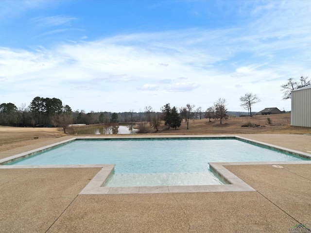 view of swimming pool