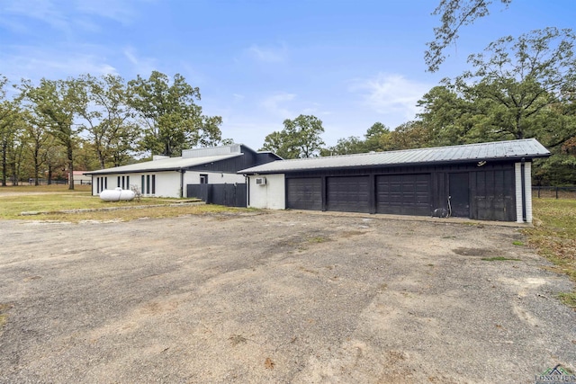 view of front facade featuring an outbuilding