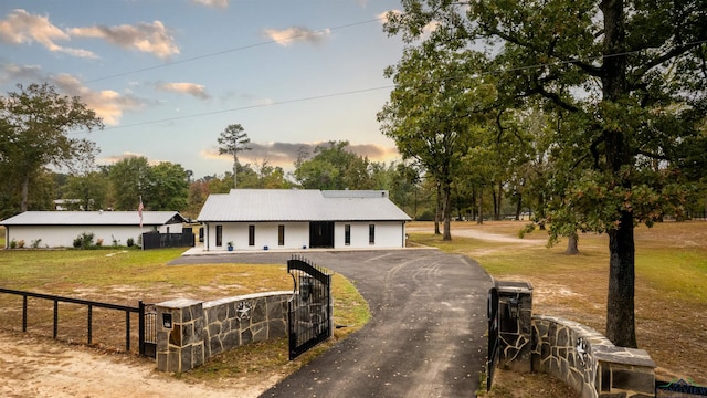 view of front of house featuring a lawn