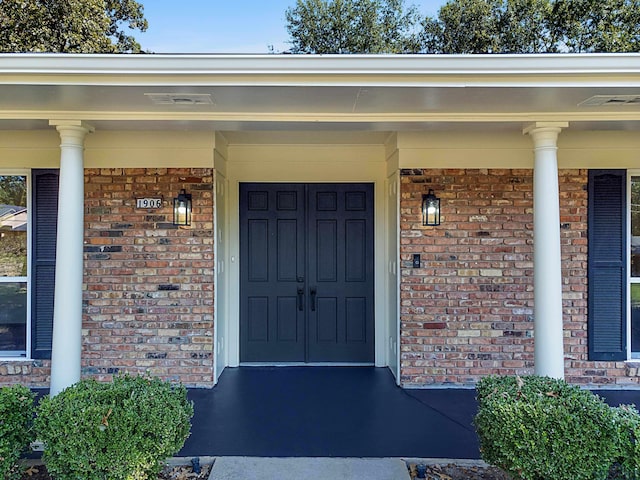 doorway to property with covered porch