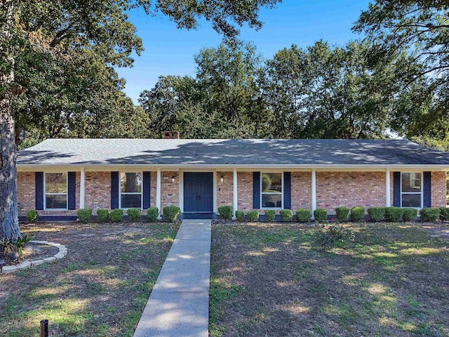 single story home with a front lawn