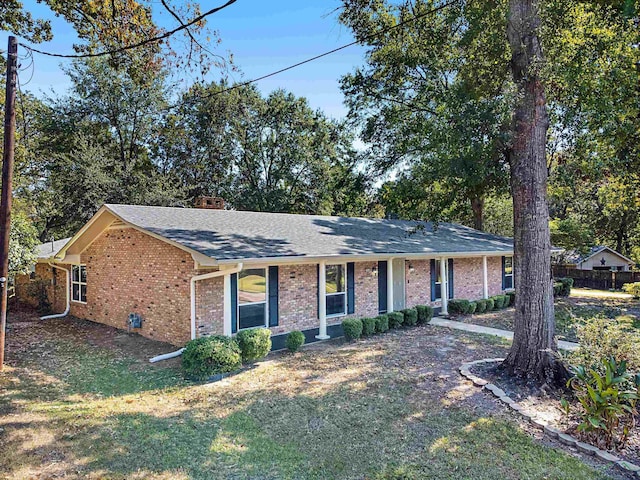 ranch-style house featuring a front yard