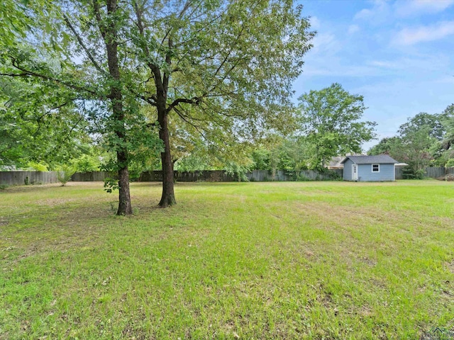 view of yard with an outdoor structure