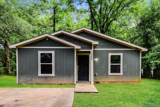 1205 Booker St, Longview, TX 75602 - bungalow-style house with a front yard and view of scattered trees