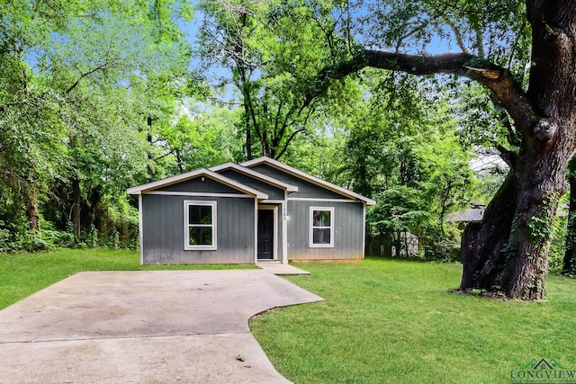 1205 Booker St, Longview, TX 75602 - bungalow featuring a front lawn
