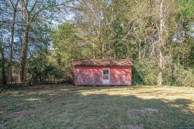 view of outdoor structure featuring a yard