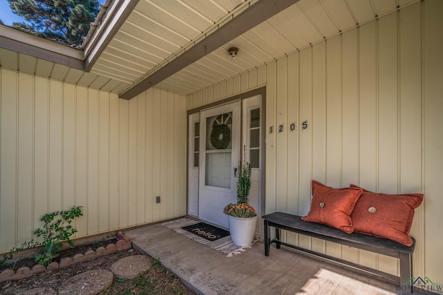 property entrance with covered porch