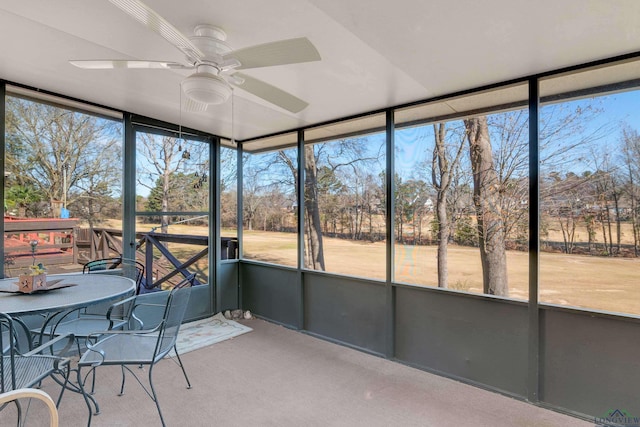 sunroom with ceiling fan