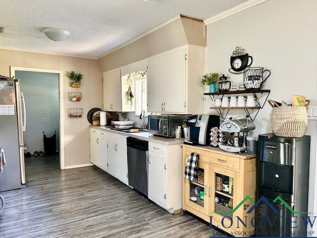 kitchen with crown molding, wood finished floors, a sink, and stainless steel appliances
