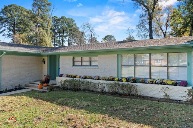 ranch-style house featuring a front yard