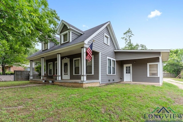 view of front of property featuring covered porch, a front lawn, and fence