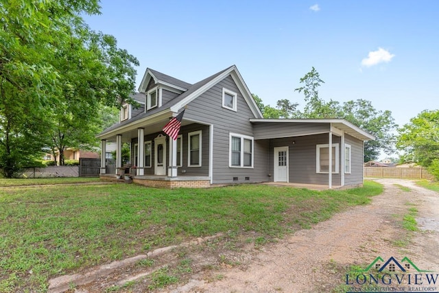 cape cod-style house featuring dirt driveway, crawl space, a front yard, and fence
